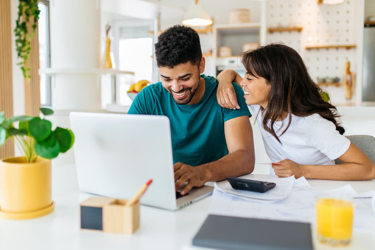 Couple looking for payday loan solutions